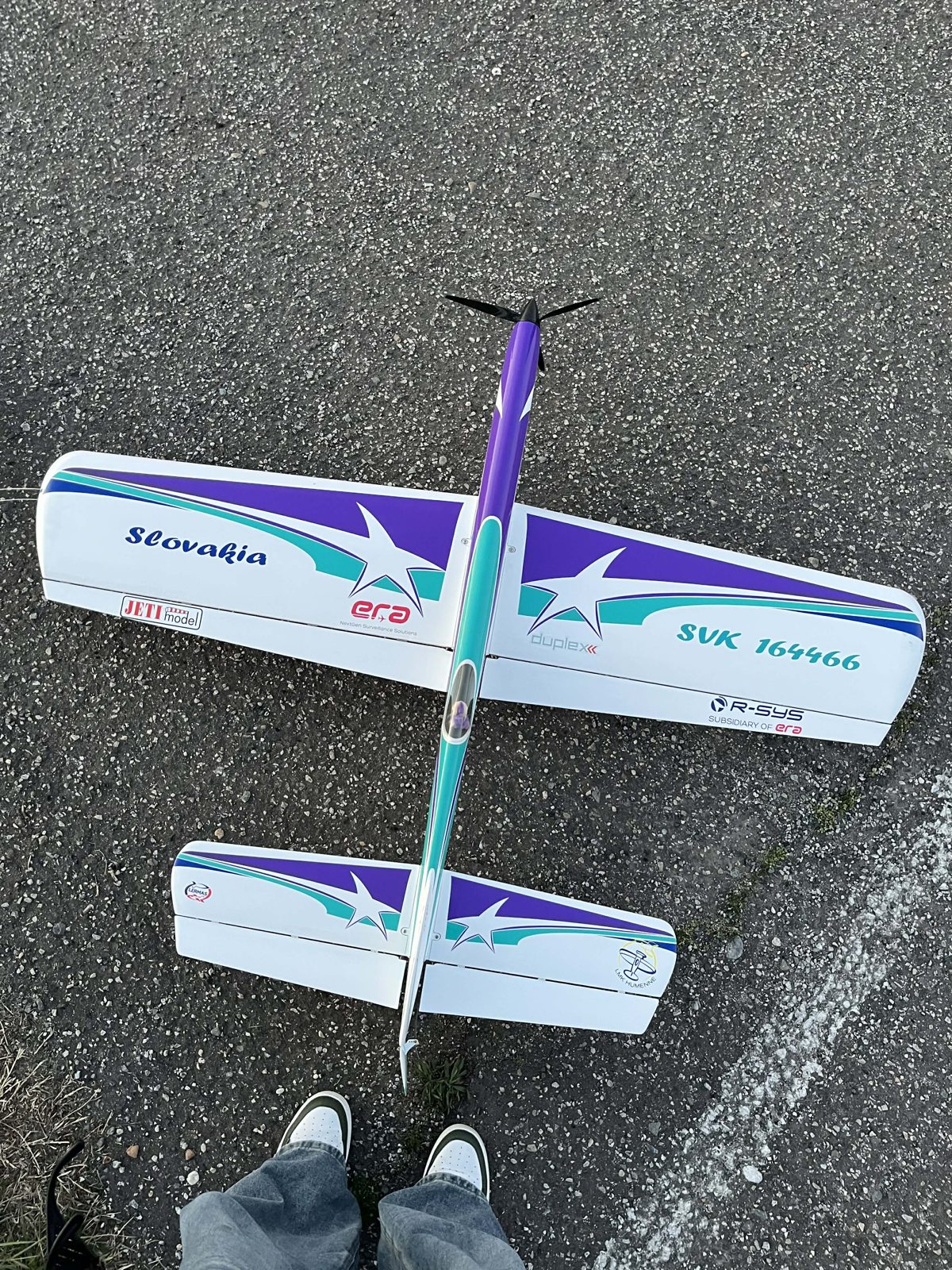 Dva slovenské upútané modely F2B na ploche