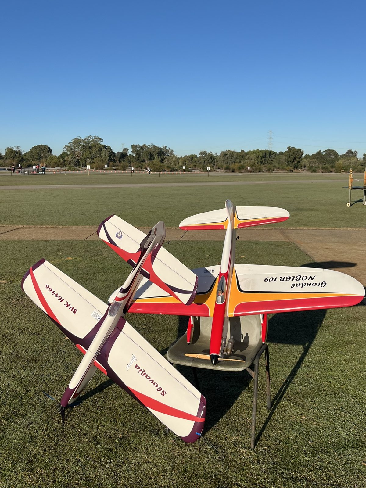 Model Grondal Nobler 109 vedľa slovenského modelu